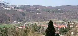 Pikovice jsou v dolní části obrázku. Za lávkou je vidět budova čekárny v železniční zastávce Petrov u Prahy.