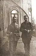 Józef Piłsudski (vlevo s cigaretou) a generál Kazimierz Sosnkowski
