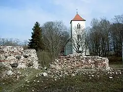 Zřícenina hradu a kostel v Piltene