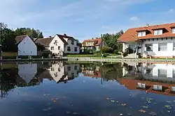 Náves s požární nádrží