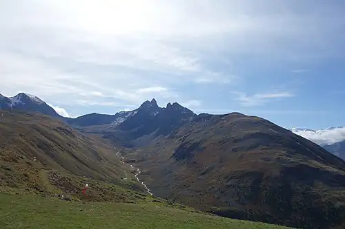 zleva Piz Vadret, Piz Clüx, Piz Muragl, Las Sours a Munt la Bês-cha, pohled od Muottas Muragl.