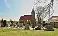 Kostel se hřbitovem