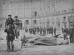 Bruno Braquehais: Komunardi u povalené sochy Napoleona na Place Vendôme, 8. května 1871