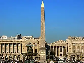 Pohled na obelisk, v pozadí zleva: Hôtel de Crillon, La Madeleine a sídlo ministerstva námořnictví