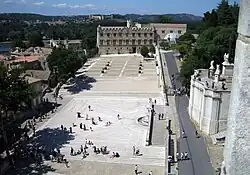 V pozadí "Malý palác", nalevo řeka Rhona a torzo mostu.