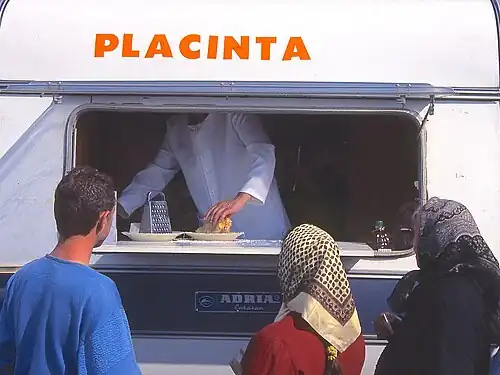 Stánek s plačintou na trhu v rumunské obci Hodod