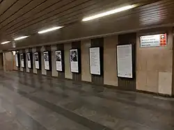Stanice Pražského metra Můstek – vystavené plakety s tematikou Ukrajinců, kteří po opuštění vlasti začali nový život v ČR.