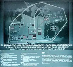 Plán vyhlazovacího tábora Sobibor na informační tabuli s vysvětlivkami