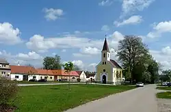 Náves s kaplí Nejsvětější Trojice