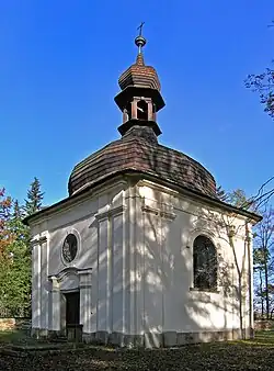 Kaple svatého Jana Nepomuckého nad obcí