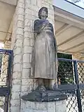 Pískovcová plastika Bol od Miloslava Hejného na vstupní bráně