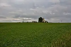 Náhorní plošina Hradsko; v dáli na nejvyšším místě hradiště je kostel svatého Jiří v Hradsku