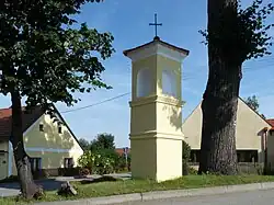 Plav - kaplička na rozcestí.jpg