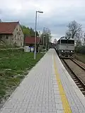 Zastávka Plešovice s osobním vlakem taženým lokomotivou ČD řady 754