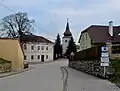 Střed obce s autobusovou zastávkou