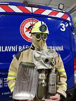 Báňský záchranář s izolačním regeneračním sebezáchranným přístrojem SK 4 (při použití přístroje je víko zavřené a zajištěné).