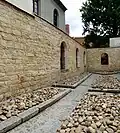 Za obvodovou zdí je vidět Stará synagoga
