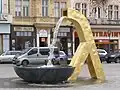 Kašna znázorňující chrtici v jihozápadním rohu náměstí