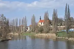 Pohled na Petrohrad s kostelem sv. Mikuláše přes řeku Radbuzu