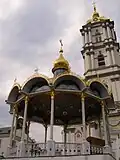 Letní kaple, v pozadí zvonice