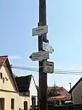 Turistický rozcestník u autobusové zastávky