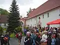 Nádvoří zámeckého areálu během pochodu Praha–Prčice