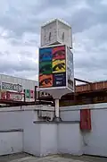 Reklamní hodiny v pochozí zóně Háje