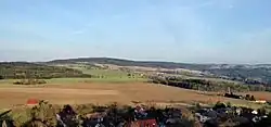 Krajina Železných hor, pohled od hradní zříceniny Lichnice v Podhradské kotlině, georeliéfem erozně-denudační sníženiny, v rozsahu 310 až 485 m n. m. tvořící geomorfologický okrsek