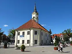 Barokní radniční budova na náměstí