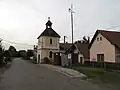 Kaplička a autobusová zastávka