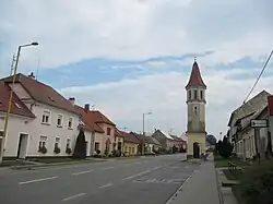 Hlavní ulice s kaplí Panny Marie Růžencové