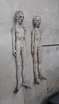 muži u vstupu do ateliéru v Podprůhonu