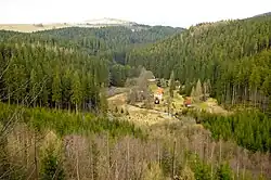 pohled ze zaniklého hradu Plikenštejn na chatovou oblast u Lobezského potoka