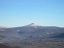 Pohled na horu s typickým vukanickým tvarem