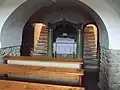 Pohled z kaple na dvě schodišťová ramena po stranách (kaple se nachází pod presbytářem)