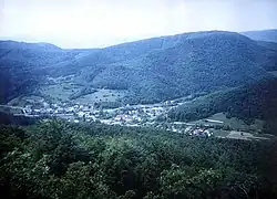 Pohled na obec z nedaleké Ďurovy skály