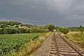 Pohled na Jesenec z železniční trati od Dzbelu