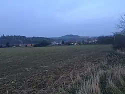 V dálce vrch Oběšený (526 m)