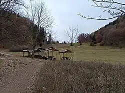 Posezení pod kopcem