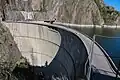 Pohled na hráz ze schodiště na vyhlídku