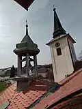 Pohled na věž a sanktusník s nejstarším zvonem