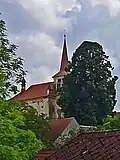 Pohled na kostel a lípu z návse