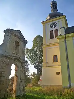 Torzo přední stěny kaple sv. Kříže v Markvarticích