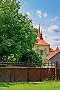 Pohled na kostel svatého Jana Křtitele ze hřbitova