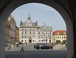 Pohled na radnici z podloubí