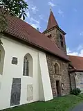 pohled na severní stranu kostela Narození Panny Marie