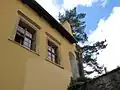 Hradební průchod domem.