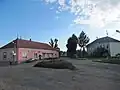 Hlavní křižovatka s hospodou a školou