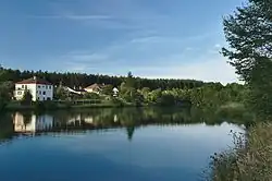Pohled na vesnici od rybníka