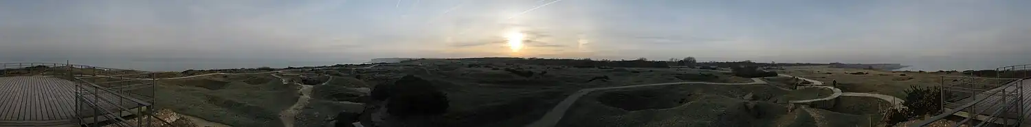 Panoramatický pohled na Pointe du Hoc během východu slunce na začátku ledna ráno na vrcholu jednoho z bunkrů